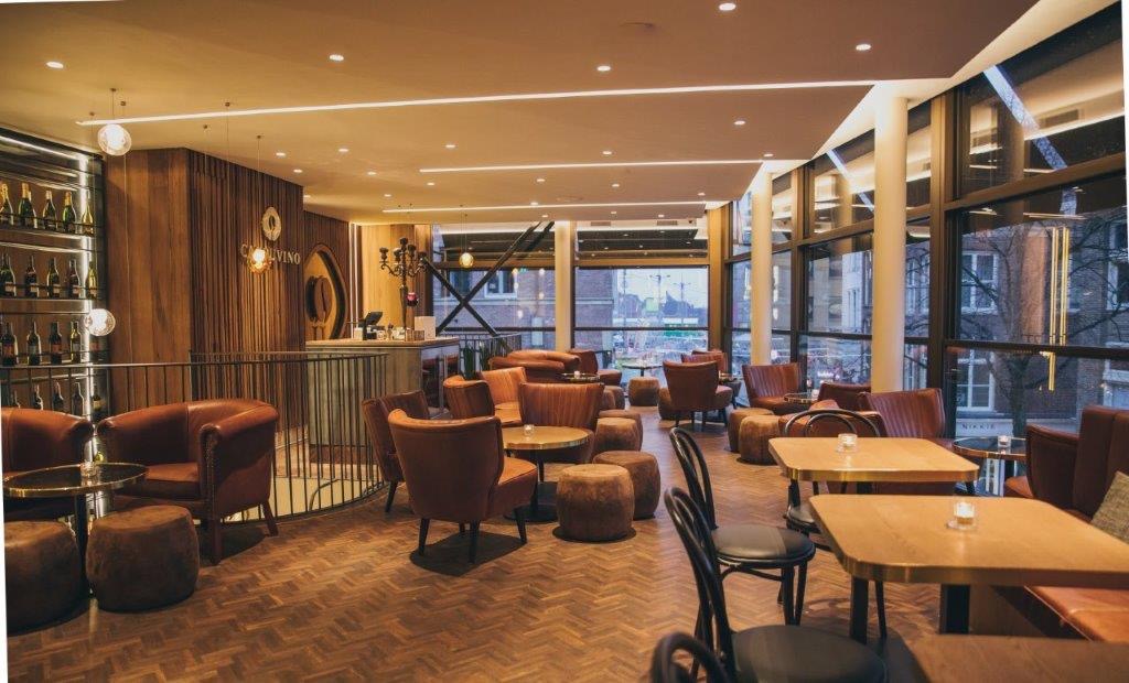 Atmospheric coffee bar in the Zwanestraat Groningen where people are working on laptops during a workation.